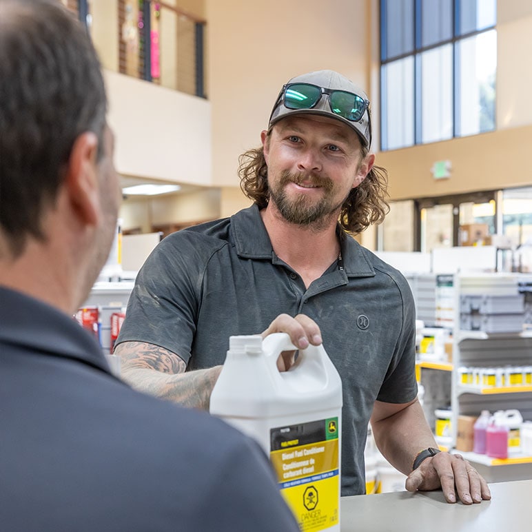 Dans une concession, un client discute avec un représentant des pièces détachées