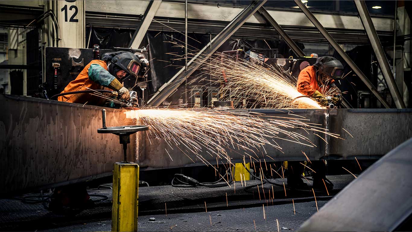 2 personnes soudées en usine.