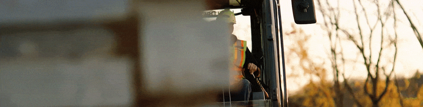 GIF comprenant différents vidéoclips de machines au travail sur un chantier d'agrégats