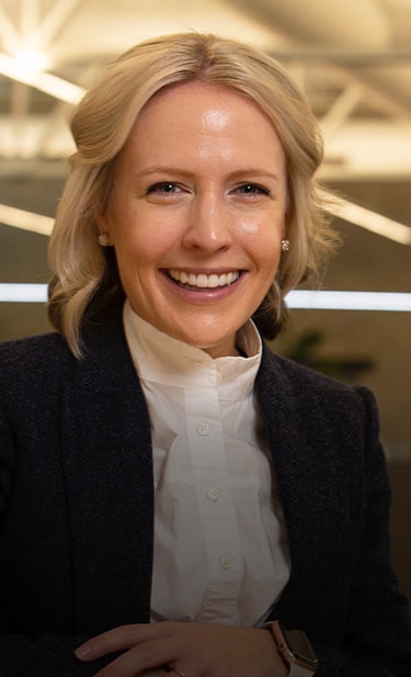 Caitlin Russell-Brandt à un bureau au siège social de l’entreprise à Davenport, en Iowa.