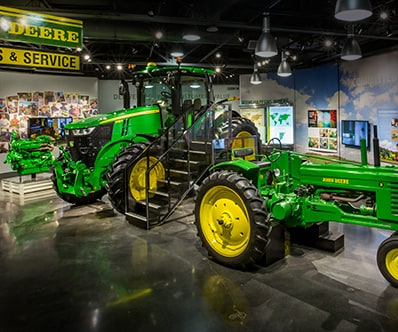 Exposition de modèles de tracteurs au Musée du tracteur et du moteur John&nbsp;Deere