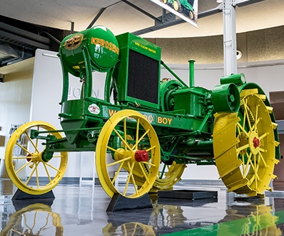 Un tracteur Waterloo Boy dans la salle d'exposition du musée