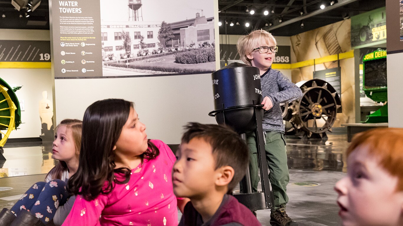 Des enfants rassembl&eacute;s &agrave; l&rsquo;int&eacute;rieur d&rsquo;une partie du Mus&eacute;e du tracteur et du moteur John&nbsp;Deere