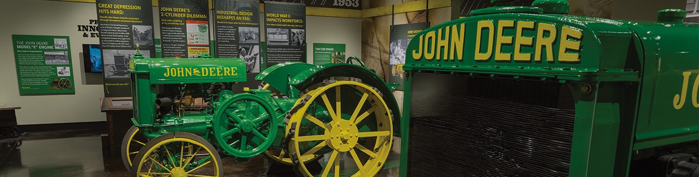 Exposition d'anciens mod&egrave;les de tracteurs au Mus&eacute;e du tracteur et du moteur John&nbsp;Deere