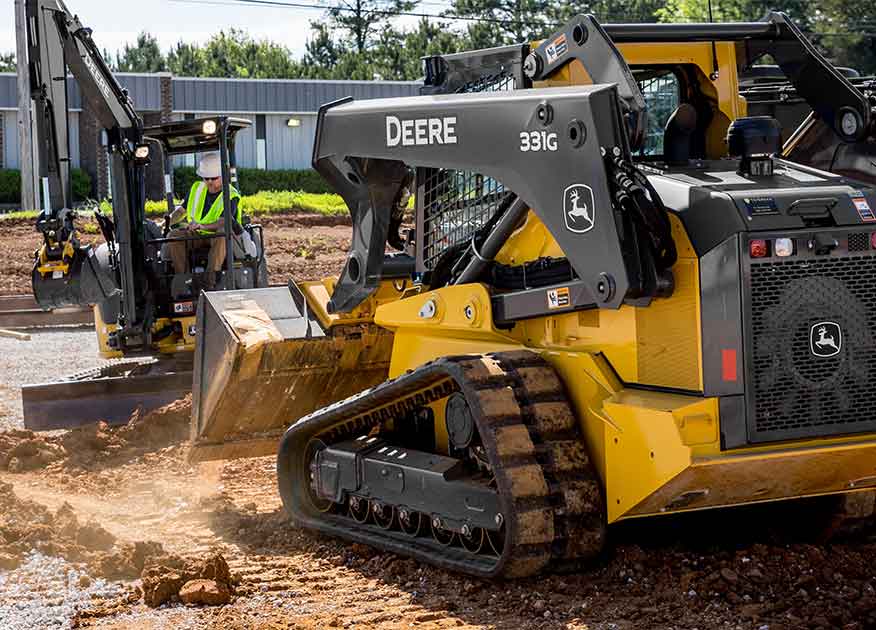 Équipement de construction compact 331G de John Deere travaillant sur un chantier