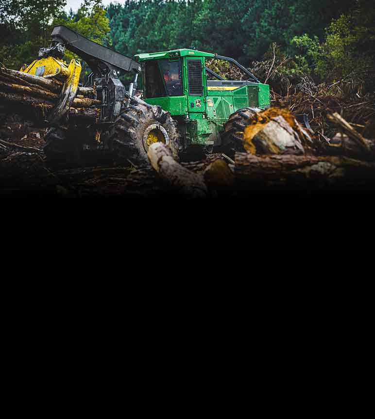 Équipement de foresterie John Deere utilisé dans une exploitation forestière