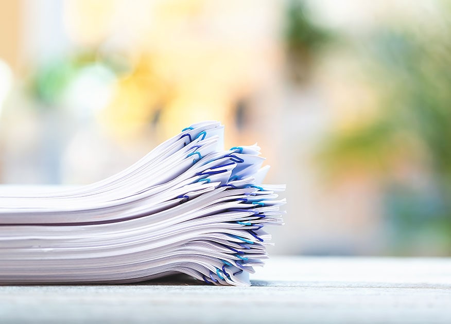 Une pile de documents sur un bureau