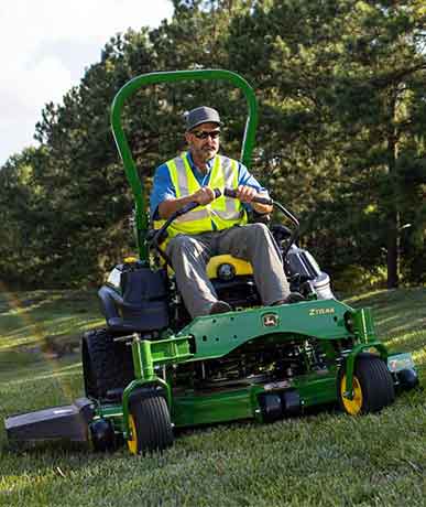 Homme tondant le gazon avec une tondeuse à rayon de braquage nul ZTrak de John Deere