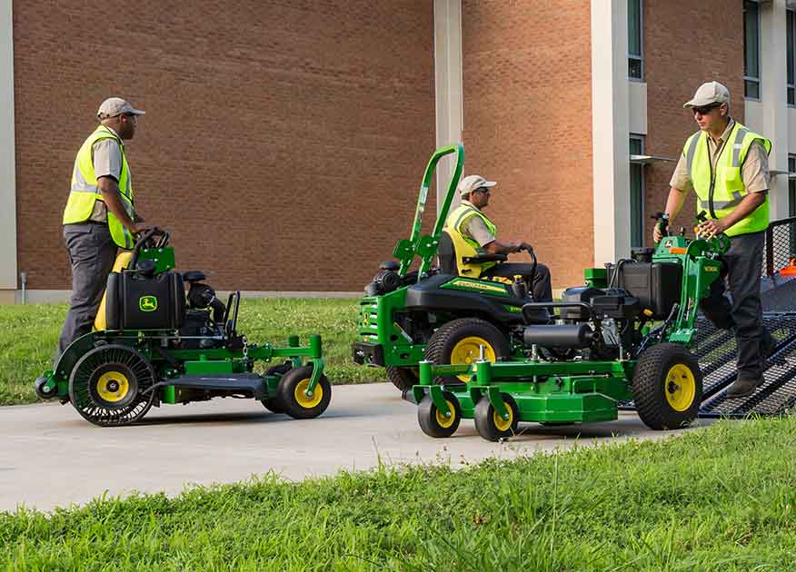 Paysagistes utilisant de l'équipement pour travaux paysagers John Deere