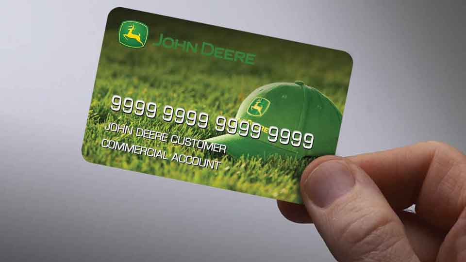 Personne tenant une carte de crédit John Deere