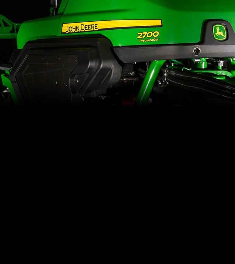 Gros plan d'une tondeuse PrecisionCut 2700 de John Deere sous un projecteur