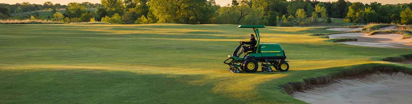 Équipement d'entretien des terrains de golf de John Deere à l'œuvre sur un terrain de golf