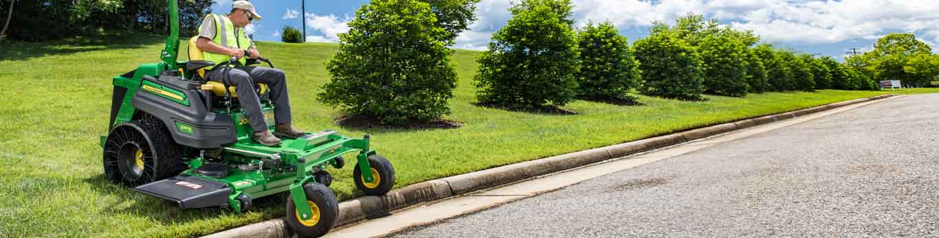 Homme tondant le gazon avec une tondeuse à rayon de braquage nul de John Deere