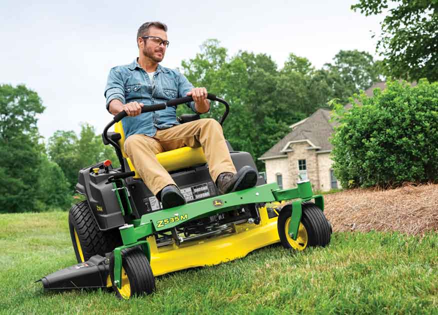 Homme tondant la pelouse avec une tondeuse à rayon de braquage nul Z535M de John Deere