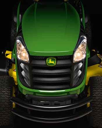 Gros plan du capot d'un tracteur de pelouse John Deere