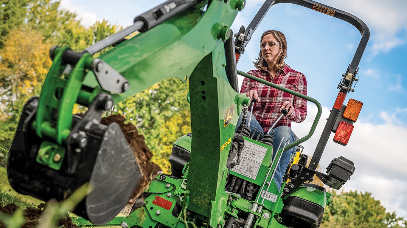 une femme utilisant une pelle rétro 260B