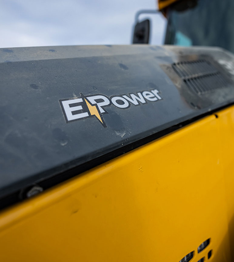 Gros plan du logo E-Power sur le chargeur hybride électrique E-Drive de Deere.