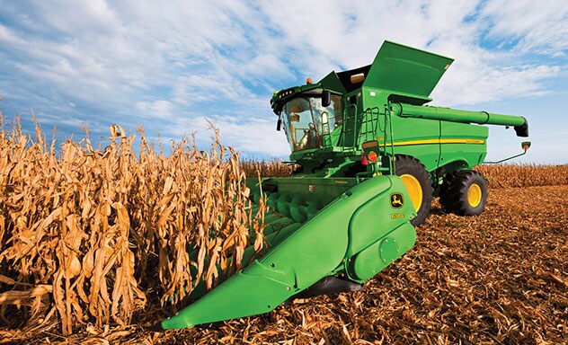 S690 Combine harvesting corn