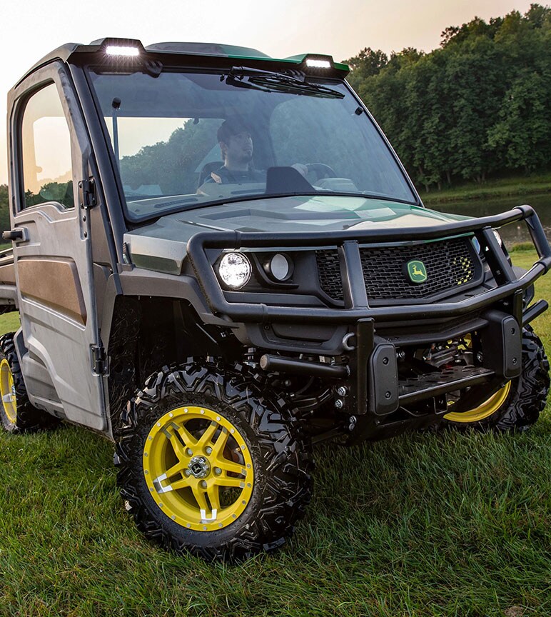 The sustainable concept Gator sits on a green field.
