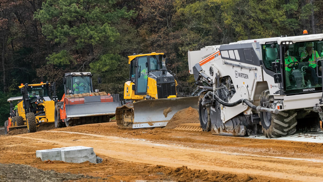 Une gamme de machines Wirtgen et Deere travaillant sur la construction de routes.