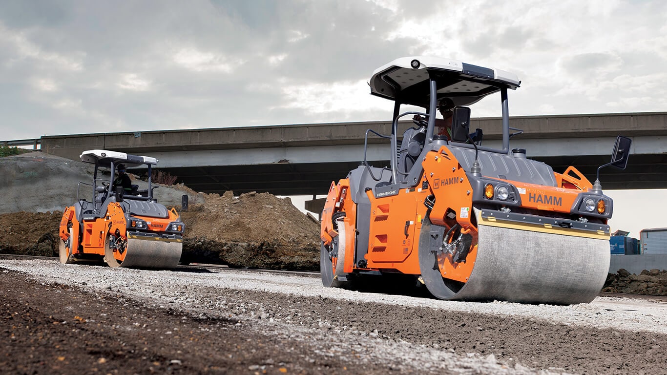Rouleaux Hamm préparant la route pendant la construction