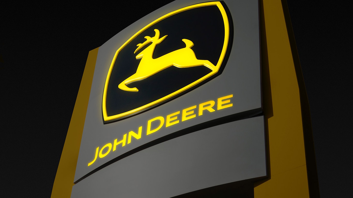 image de l’affiche C&F de John Deere allumée la nuit