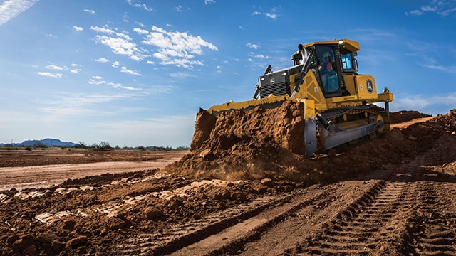 Bouteur John Deere sur un site de construction pendant le développement.