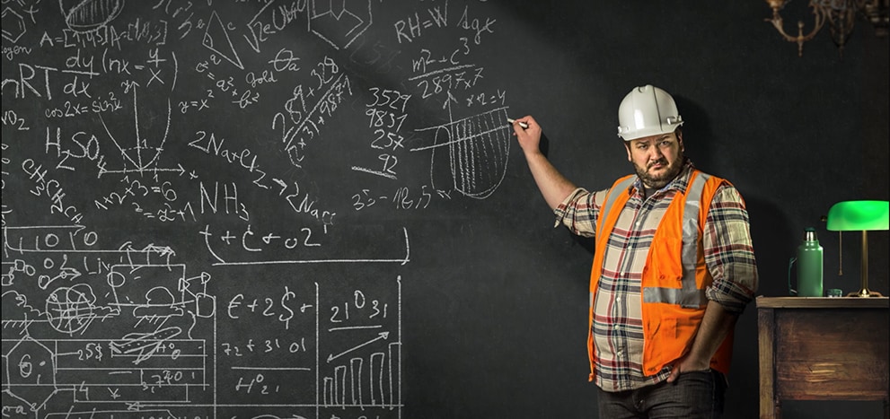 un génie explique la technologie smartgrade sur un tableau