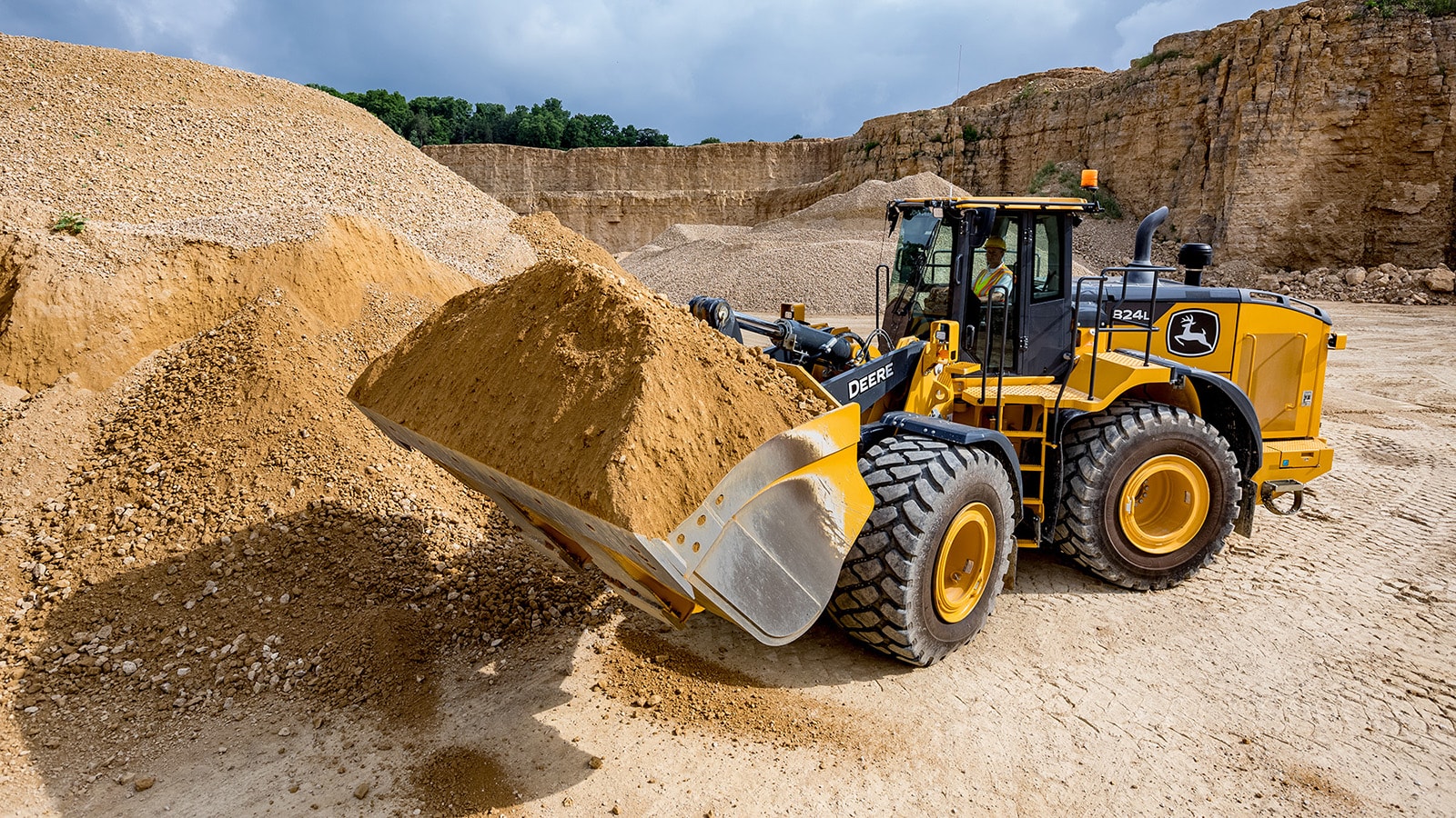 824l wheel loader scooping material in a quarry