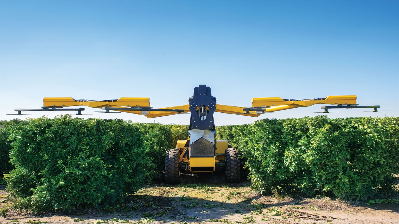 Machine d’élagage automotrice alimentée par un moteur de catégorie finale 4 dans un verger