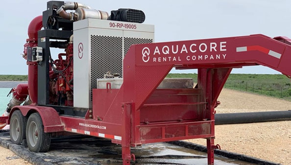 Unité de pompage de transfert d’eau de l’entreprise de location Aquacore alimentée par un moteur industriel de John Deere
