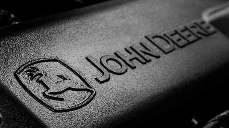 Gros plan d'un logo de John Deere sur un bloc moteur