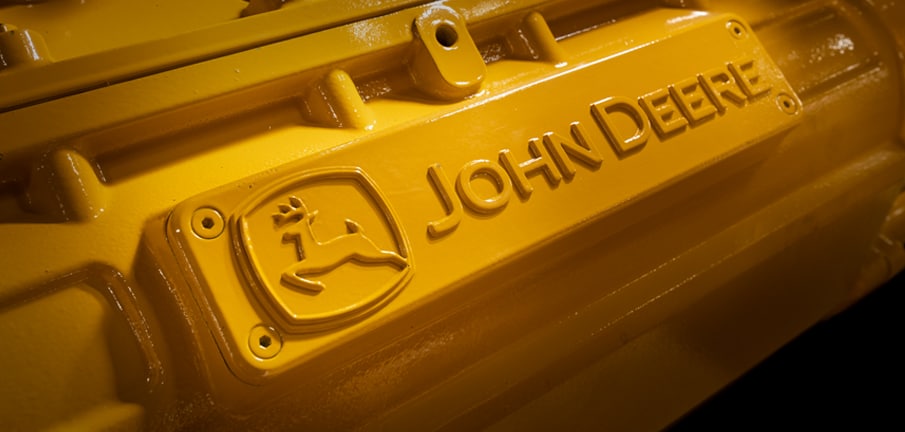 Gros plan d'un logo de John&nbsp;Deere sur un bloc moteur