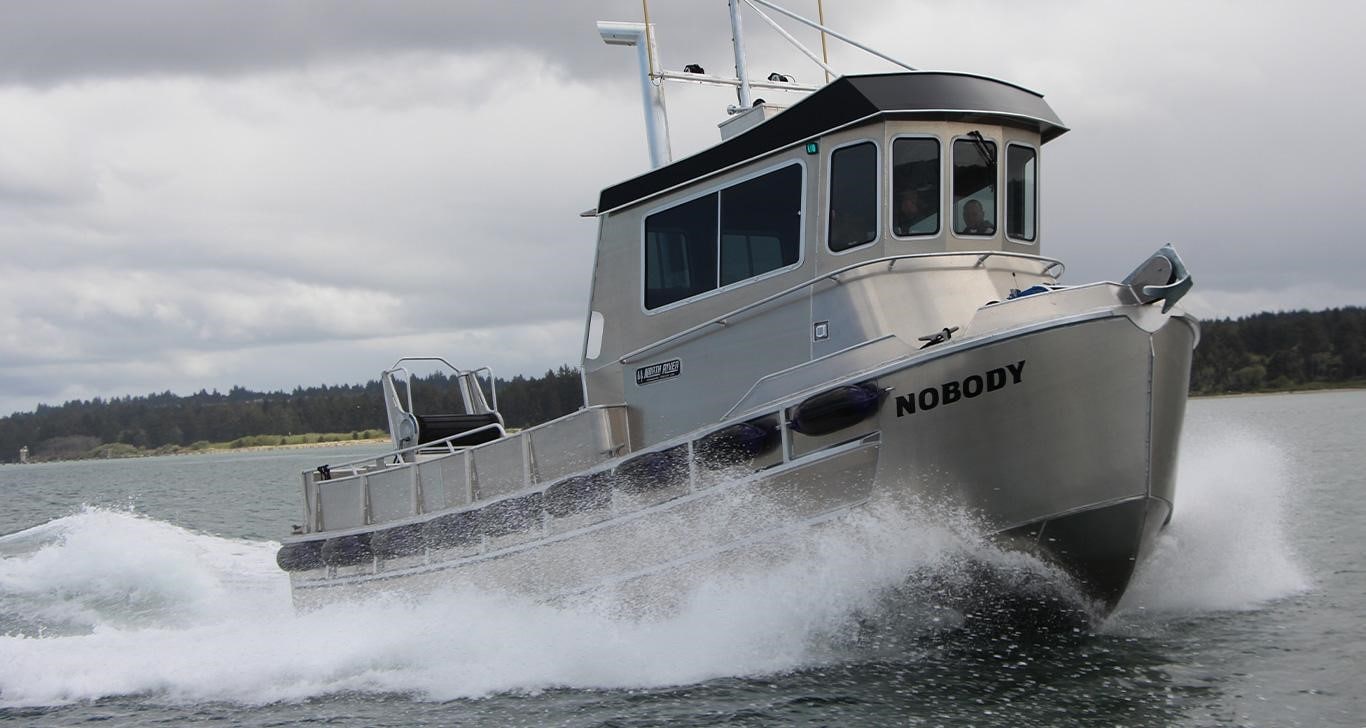 Le nouveau bateau de pêche sportif de Bristol Bay sur la North River propulsé par un moteur marin John Deere Marine naviguant sur l'eau