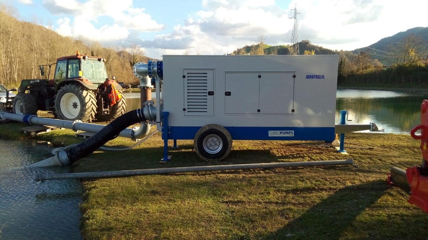 La nouvelle pompe de traitement des fluides de John Deere, alimentée par un moteur à vitesse variable de John Deere, pompe l’eau hors du lac