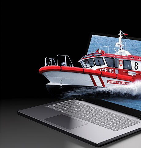 L’image d’un bateau alimenté par un moteur John Deere sort de l’écran d’un ordinateur portable.