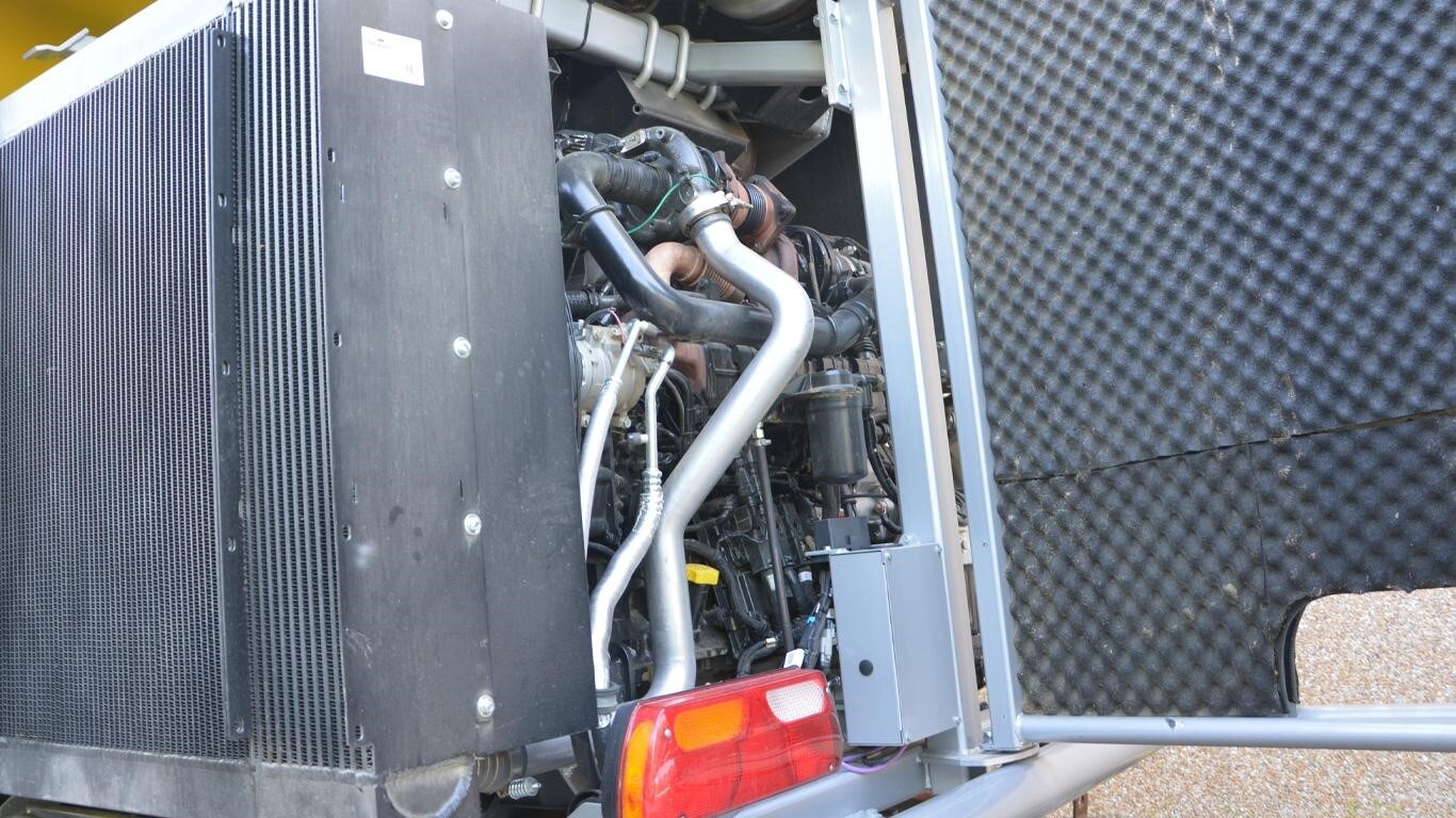 Un moteur John Deere de catégorie finale 4 à l’intérieur du système d’alimentation et de mélange autopropulsé de Sgariboldi