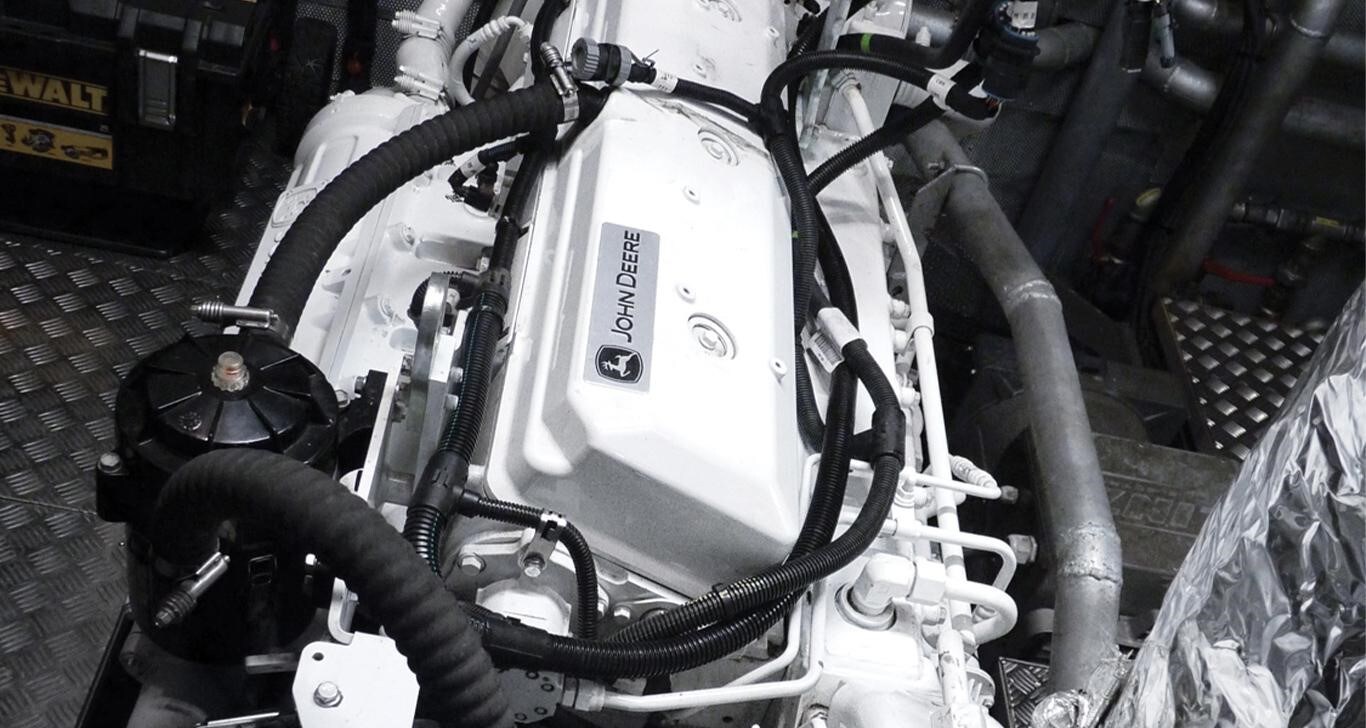 Les moteurs marins PowerTech™ 6135SFM85 de John Deere conformes aux normes de la la catégorie 3 de l'EPA et de la phase III de l'UE à l'intérieur du superyacht Swallow