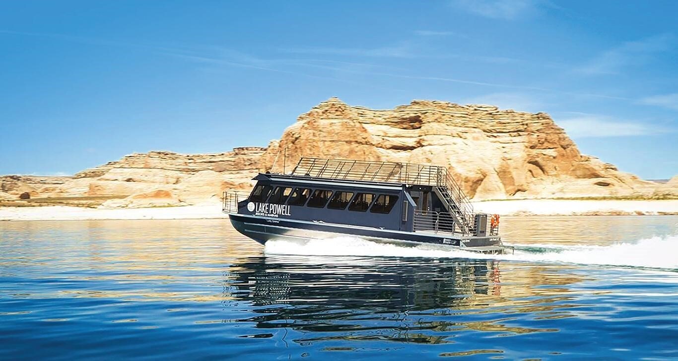 Lady Emma naviguant sur le Lake Powell, propulsé par trois moteurs marins de John Deere à propulsion à réaction