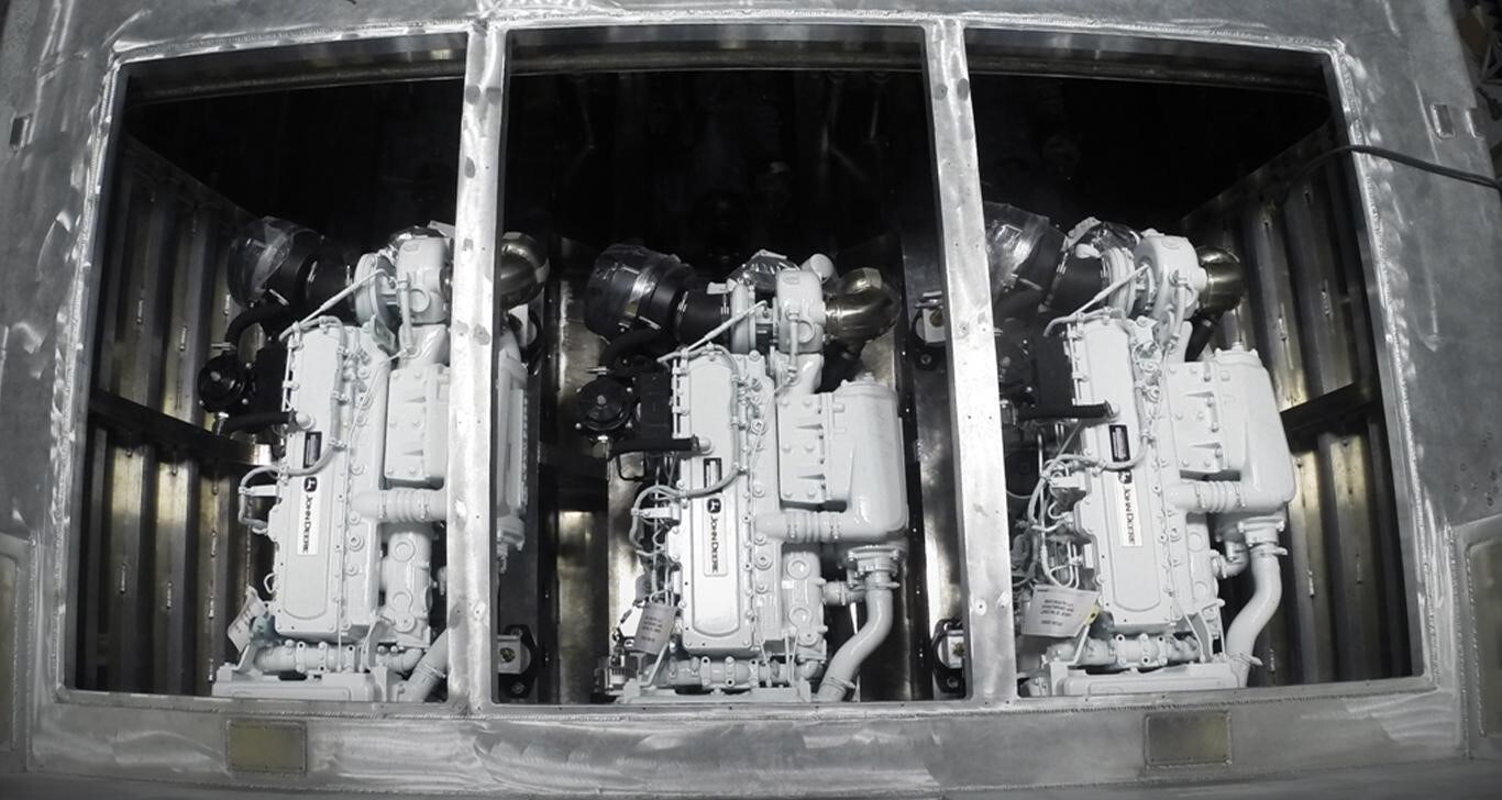 Trois moteurs marins PowerTech 6090SFM85 de John Deere avec propulsion par réaction à l’intérieur du bateau de tourisme Lady Emma