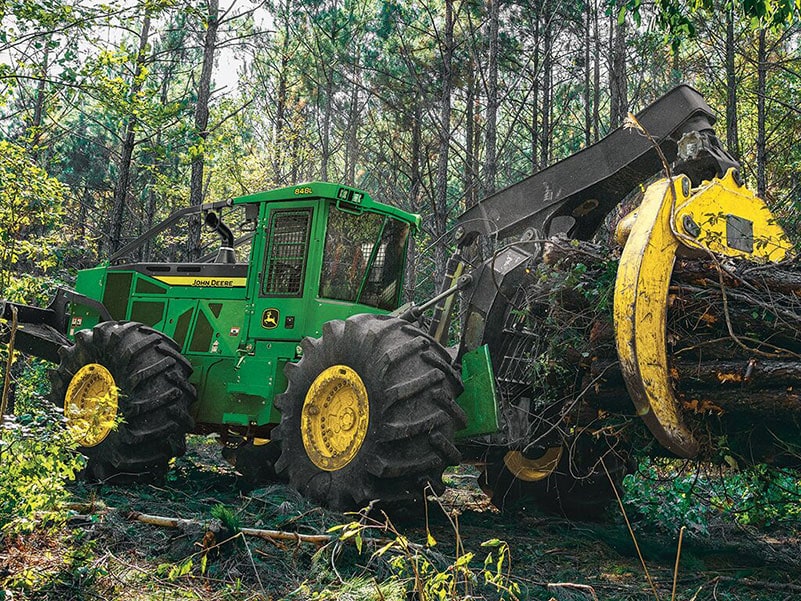 Débusqueuse 848L de John Deere sur le terrain