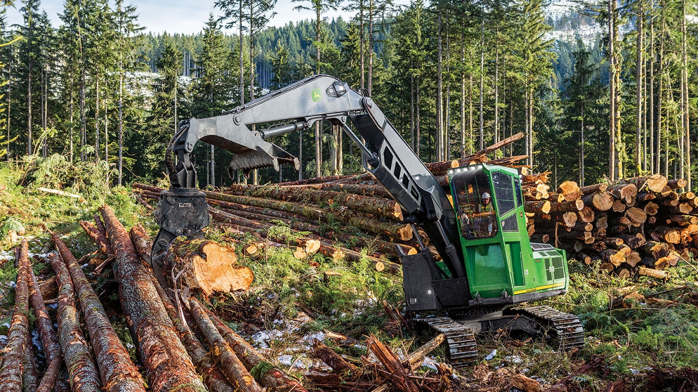 Chargeuse forestière John Deere 3756G LC empilant des grumes à une jetée 