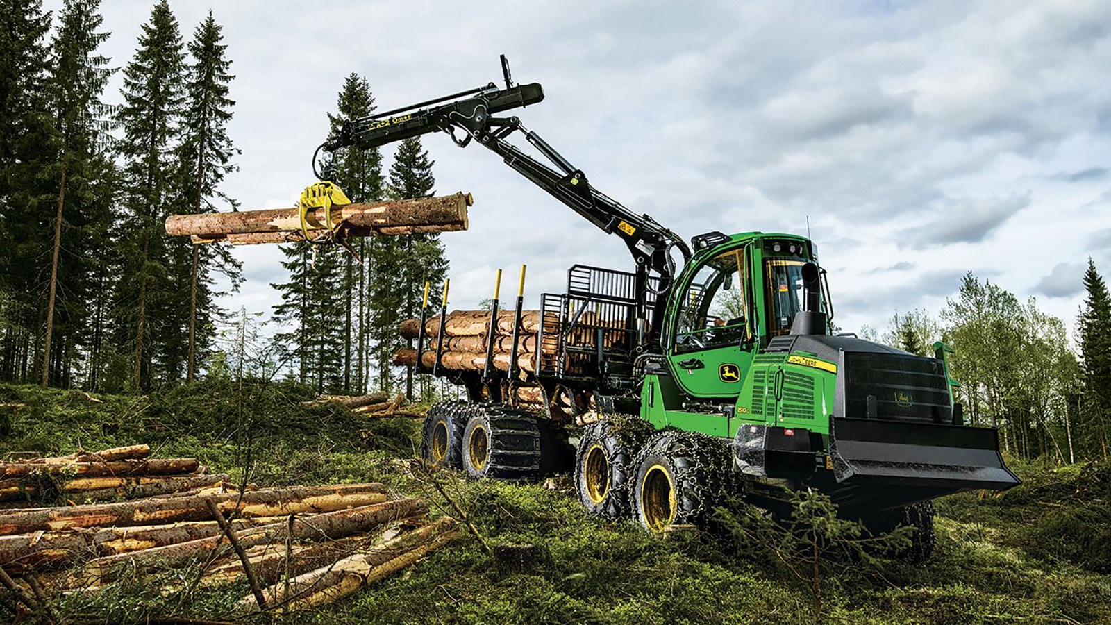 1510G Forwarder loads a log from a stack to the log bunk