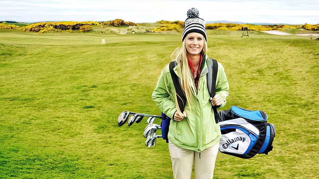 Femmes sur le terrain de golf tenant des clubs de golf