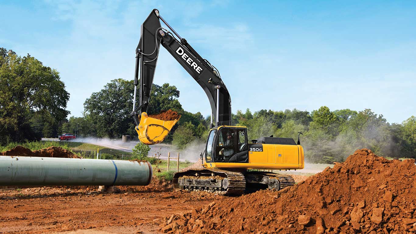 350G Pipeline Excavator moving dirt