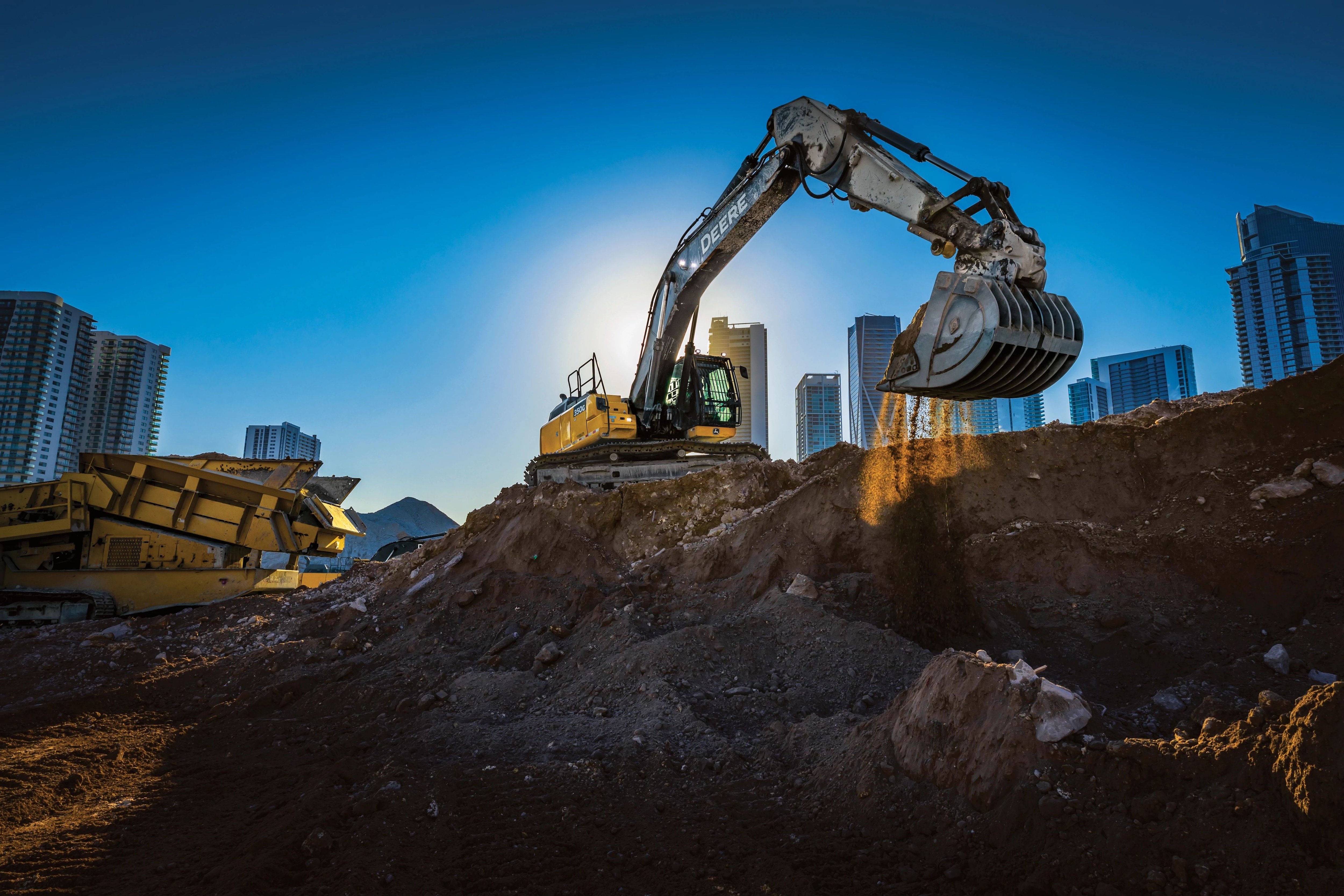 Photo d’une excavatrice John Deere sur un chantier