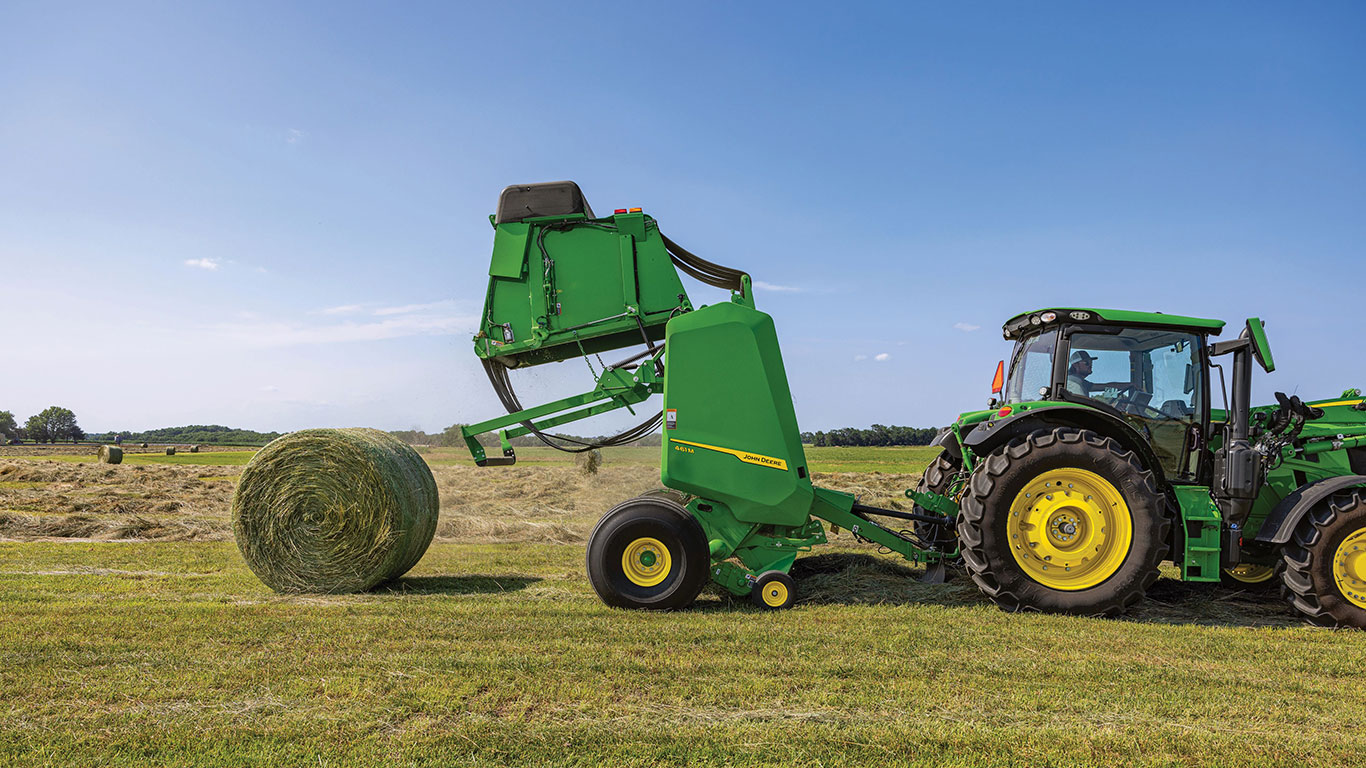 La rotopresse John&nbsp;Deere avec porte ouverte.