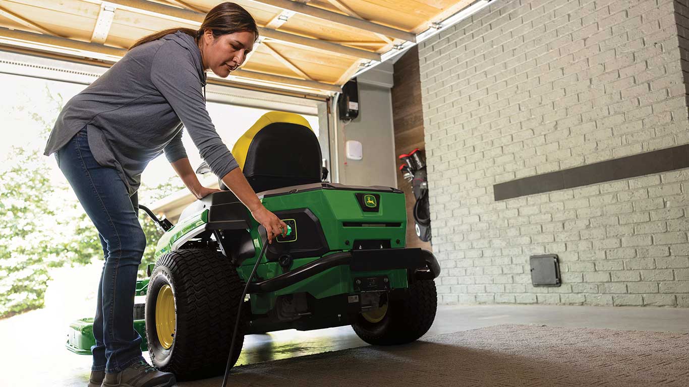 Tondeuse électrique Z380R branchée à un chargeur dans un garage