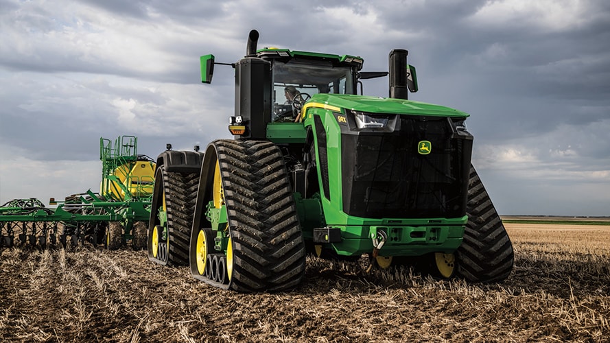 Un agriculteur utilise l’un des nouveaux tracteurs John Deere dans un champ