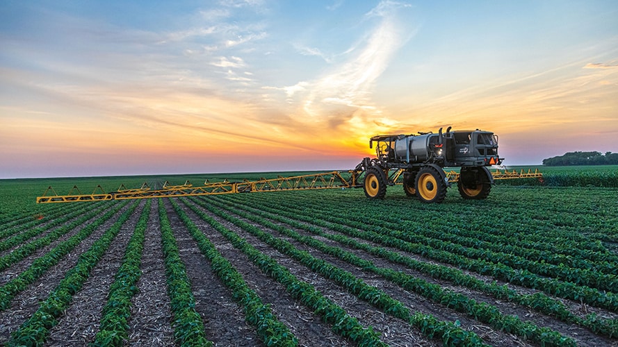 Une vue à distance de la série 9RX de John Deere nouvellement annoncée dans un champ à l’aube